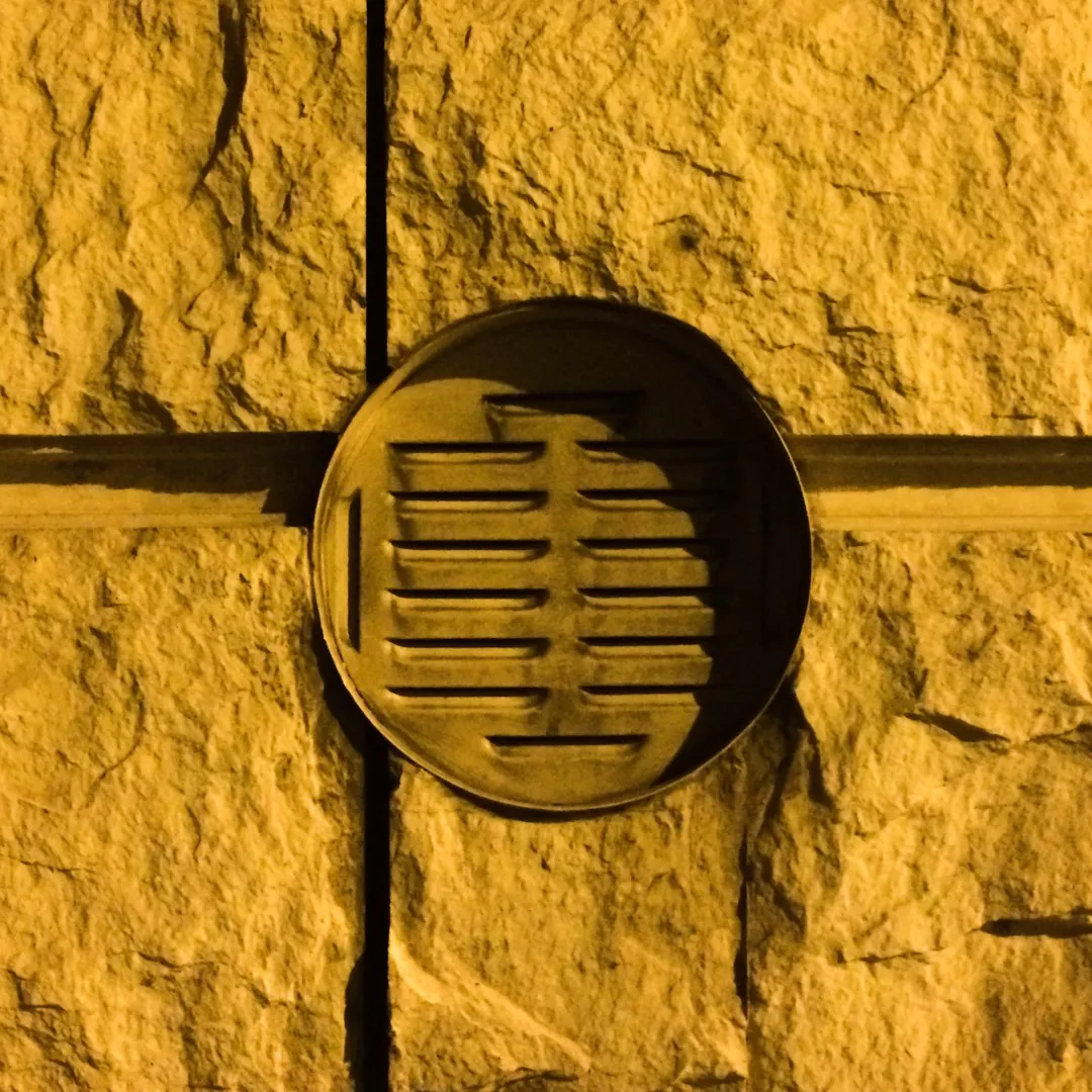 Mur et bouche d’aération.
