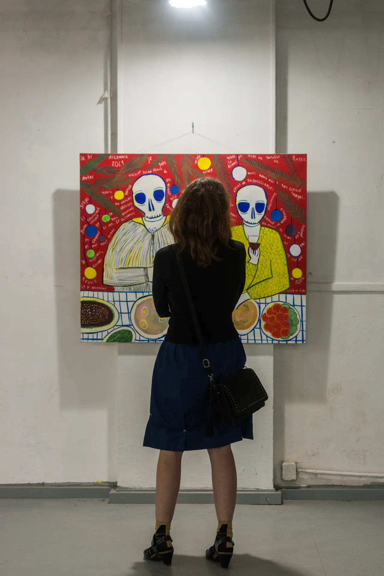 Louise de dos, devant un tableau de Tania Efrussi. Journal du vendredi 30 juin 2023.