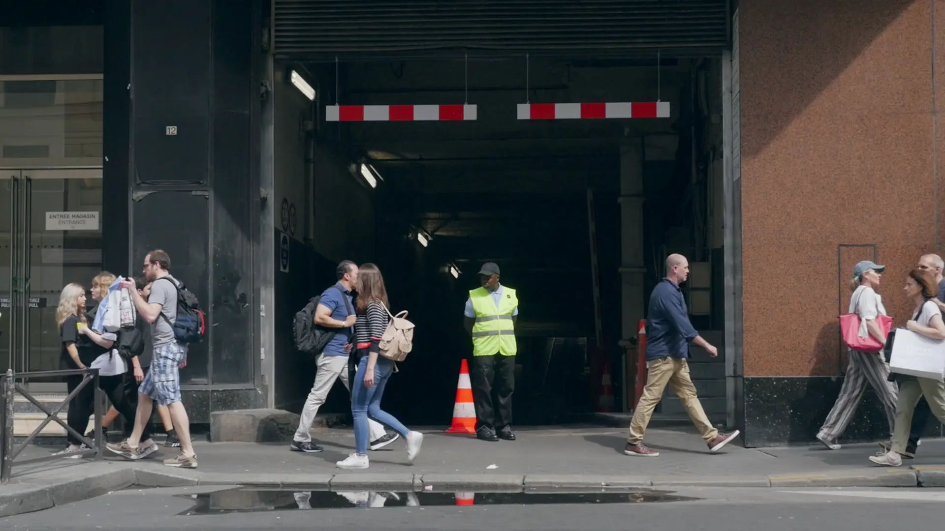Un agent de sécurité devant une entrée de parking. Rue de Mogador, Paris 9e.