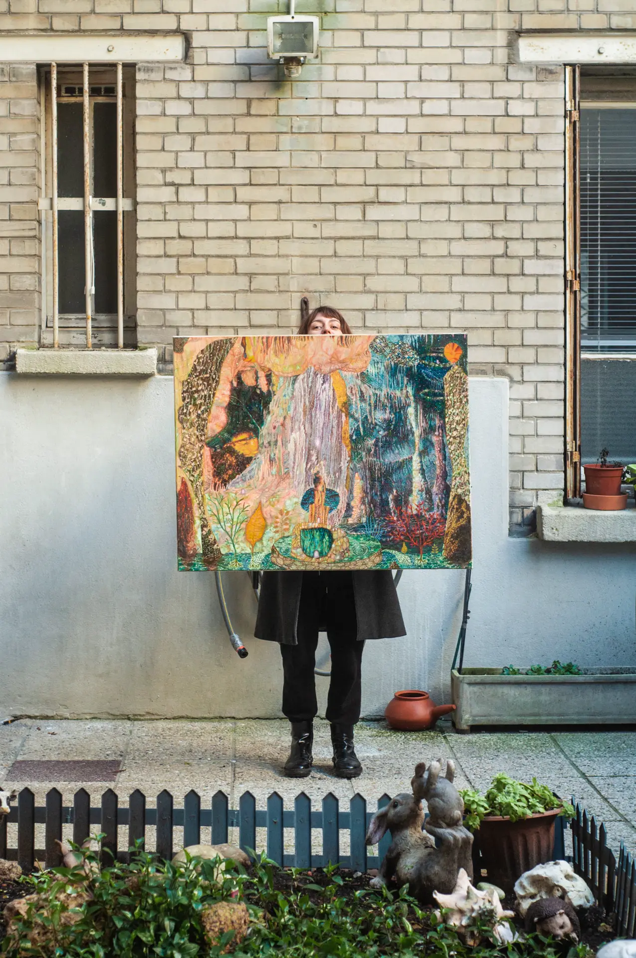 Louise tient un tableau de Céline Berger.