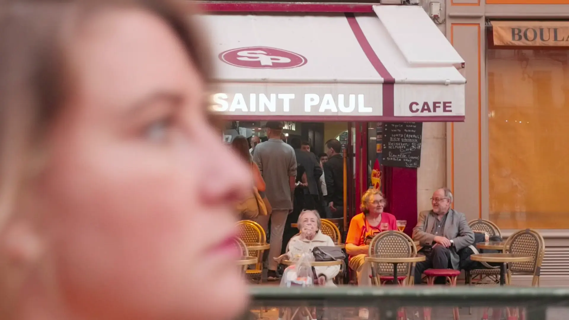 Terrasse du Saint-Paul Café, rue Saint-Antoine, Paris 4e.