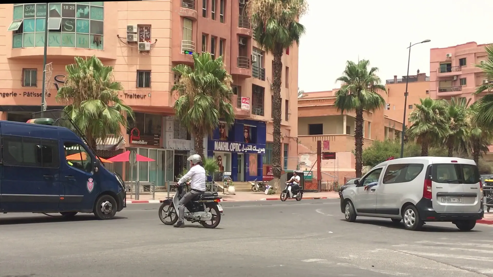 Carrefour de la rue Khalid Ben el Oualid et de l'avenue Yacoub el Mansour, Marrakech, Maroc.