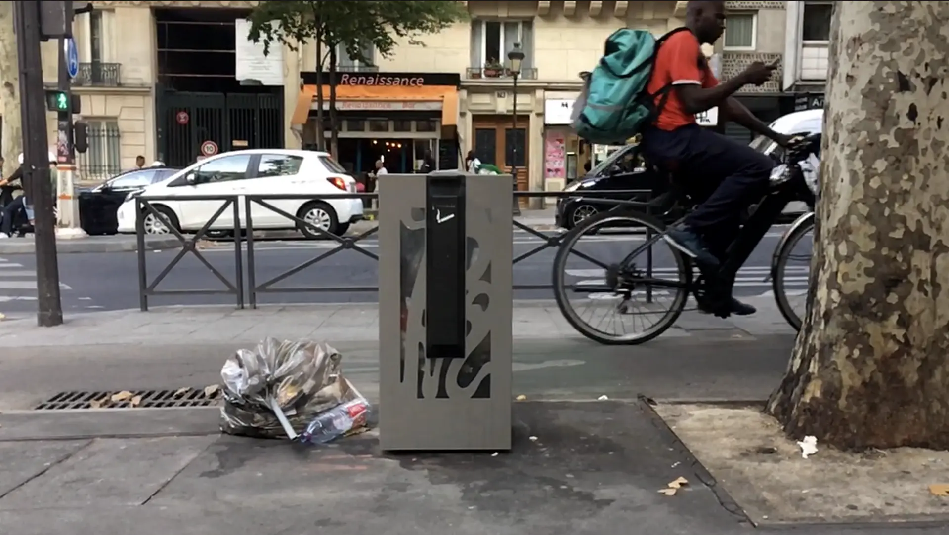 Une poubelle fume discrètement, boulevard Barbès, Paris 18e.