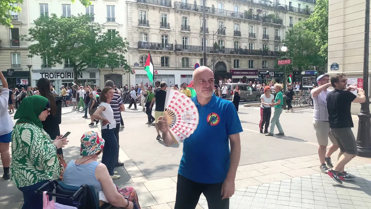 Danse et manifestation, Place Léon Blum, Paris 11e.