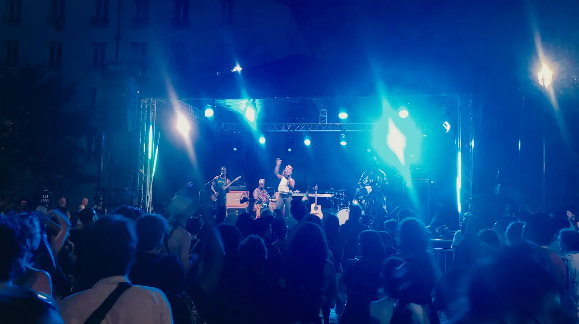 Concert de BIM, Festival Rhizomes. Parvis de l'église Saint-Bernard, Paris 18e.